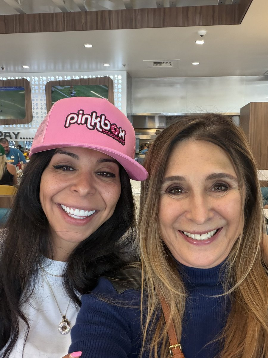 VictoriaDseaman's tweet photo. Nothing better than being in Las Vegas and getting to attend my favorite church, Southern Hills Church, with my favorite pastor, Josh Teis, grabbing breakfast at my favorite spot, Siegel’s Bagelmania, and even running into friends like Judith Perez Siegel! ❤️ Vegas days don’t get much better than this! 🙏🥯✨
