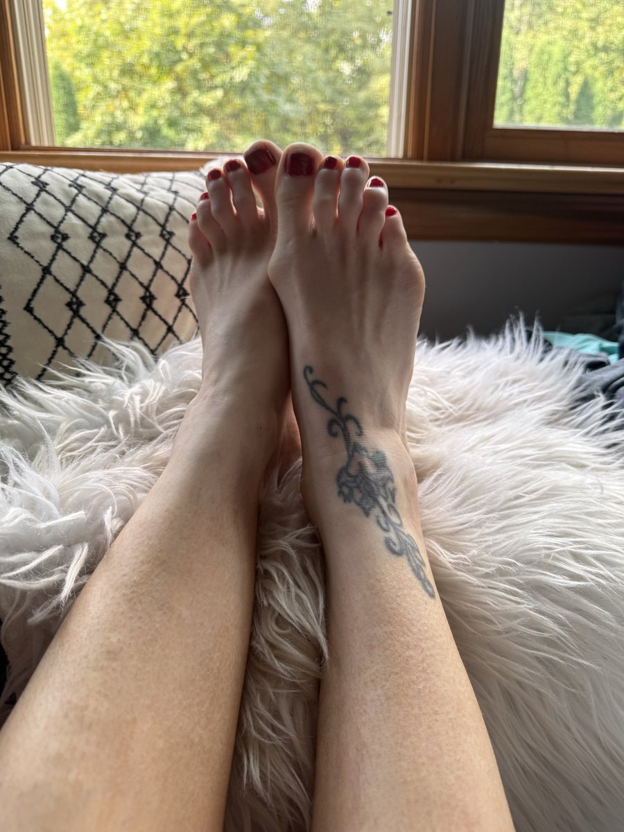 princesAriel50's tweet photo. You know u wanna suck them you perv😘👸 Findom feet https://t.co/msf1byApmD
