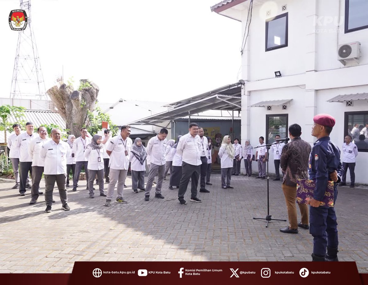 KPUBatu's tweet photo. ✨ Bersemangat, Bersinergi, Berkontribusi

#TemanPemilih, KPU Kota Batu mengawali aktivitas di bulan Oktober dengan upacara pada Senin (5/10/2026). Upacara dipimpin oleh Anggota KPU Kota Batu Divisi Sosdiklih, Parmas, dan SDM, Ahmad Kholil Almansur.

#KPUMelayani #Senin #Upacara https://t.co/R9juIZ8XxD