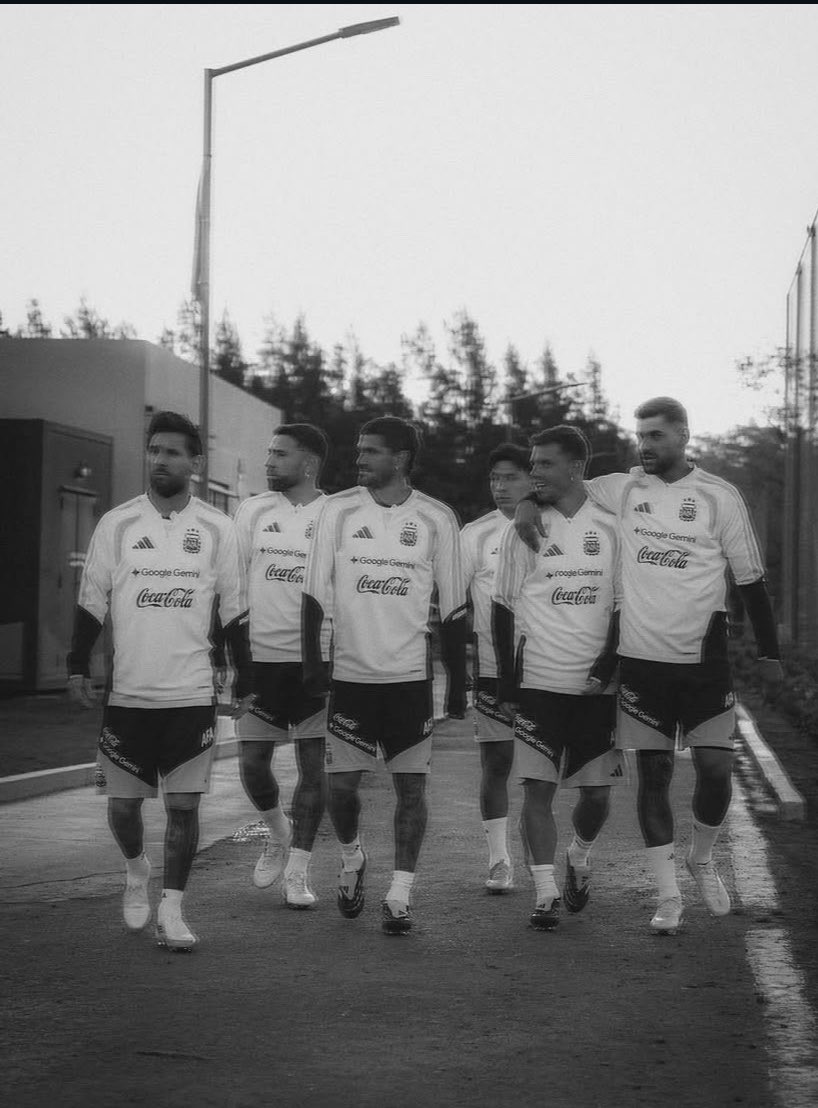 clubjulienzoo's tweet photo. que justo sea en blanco y negro le termina de sumar esa tristeza de saber que quizás sea de las últimas fotos todos juntos https://t.co/ODSrMGuqib
