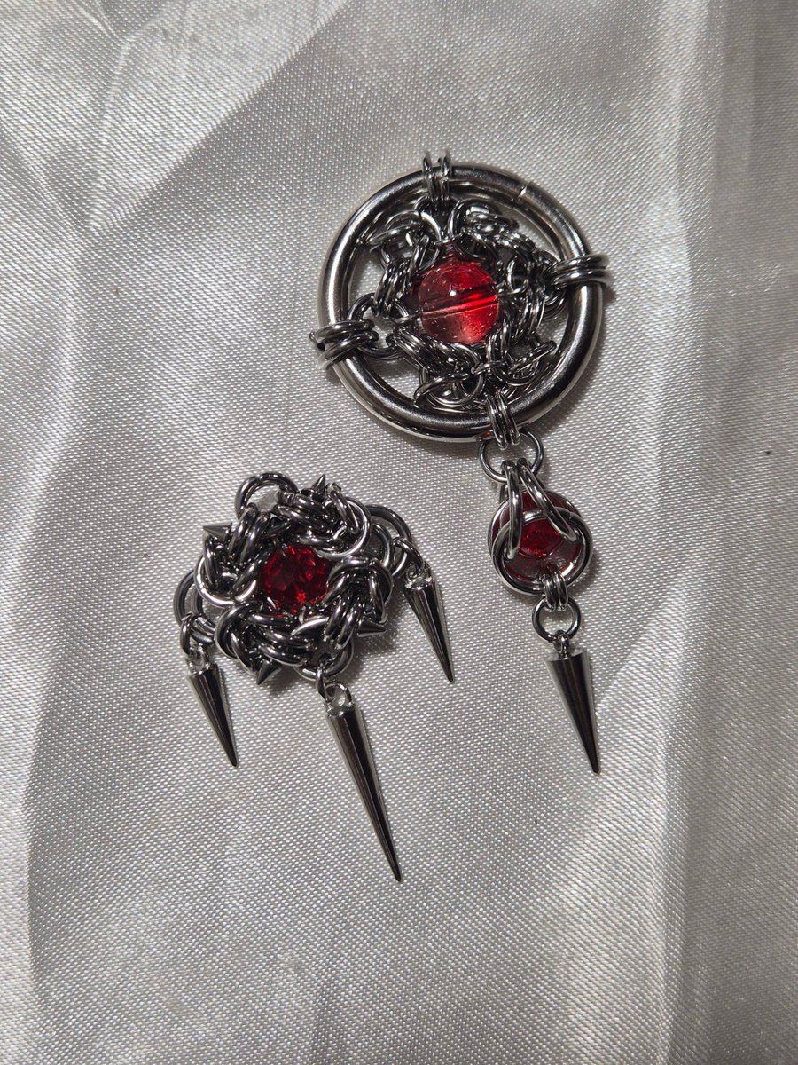 laalalostyou_'s tweet photo. OMG, look at this! Aku custom PO di crafter wishlist aku, dan aku request buat dibikinin brooch inspired by Rex. Aku bingung desainnya, so i leave it to the crafter and she just updated me. I'M FRICKING LOVE IT 😩❣️

#Rexcord https://t.co/ug4X8nhVTa