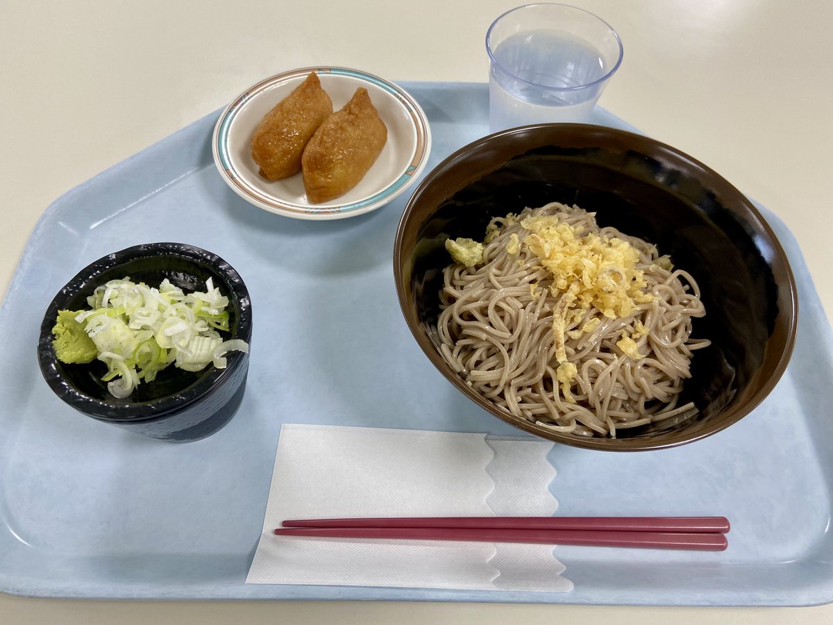 YellowNaBe's tweet photo. 日直宿直なのでお昼ごはんに社食の（冷たい）そば大盛とおにぎり（いなり）食べるよ
（天かすはサービス） https://t.co/AgtW2Kiha9
