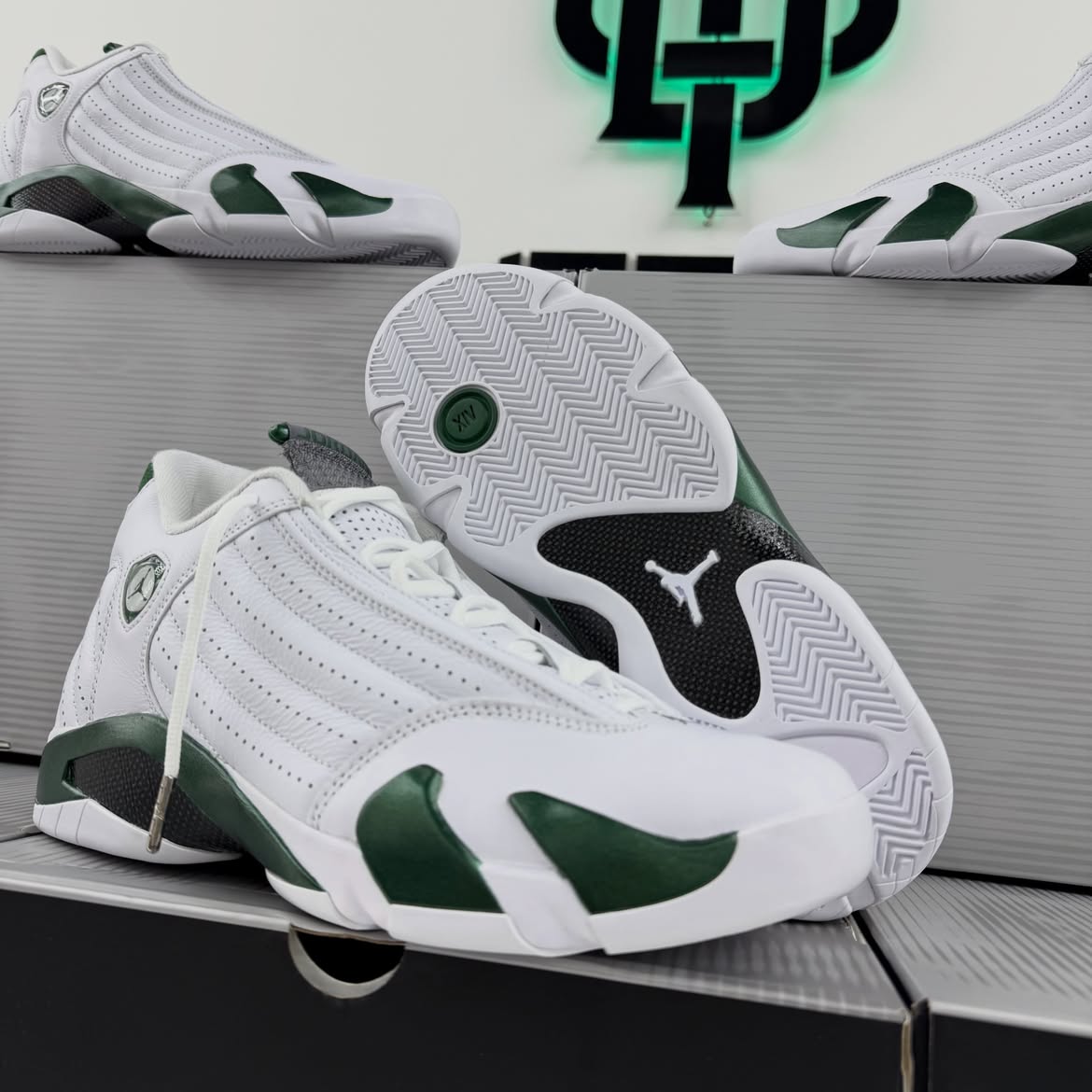 JustFreshKicks's tweet photo. Air Jordan 14 "Forest Green" Returns October 31st 🌲

Details: https://t.co/zmisKOQkly https://t.co/jvhw5g4Z7F