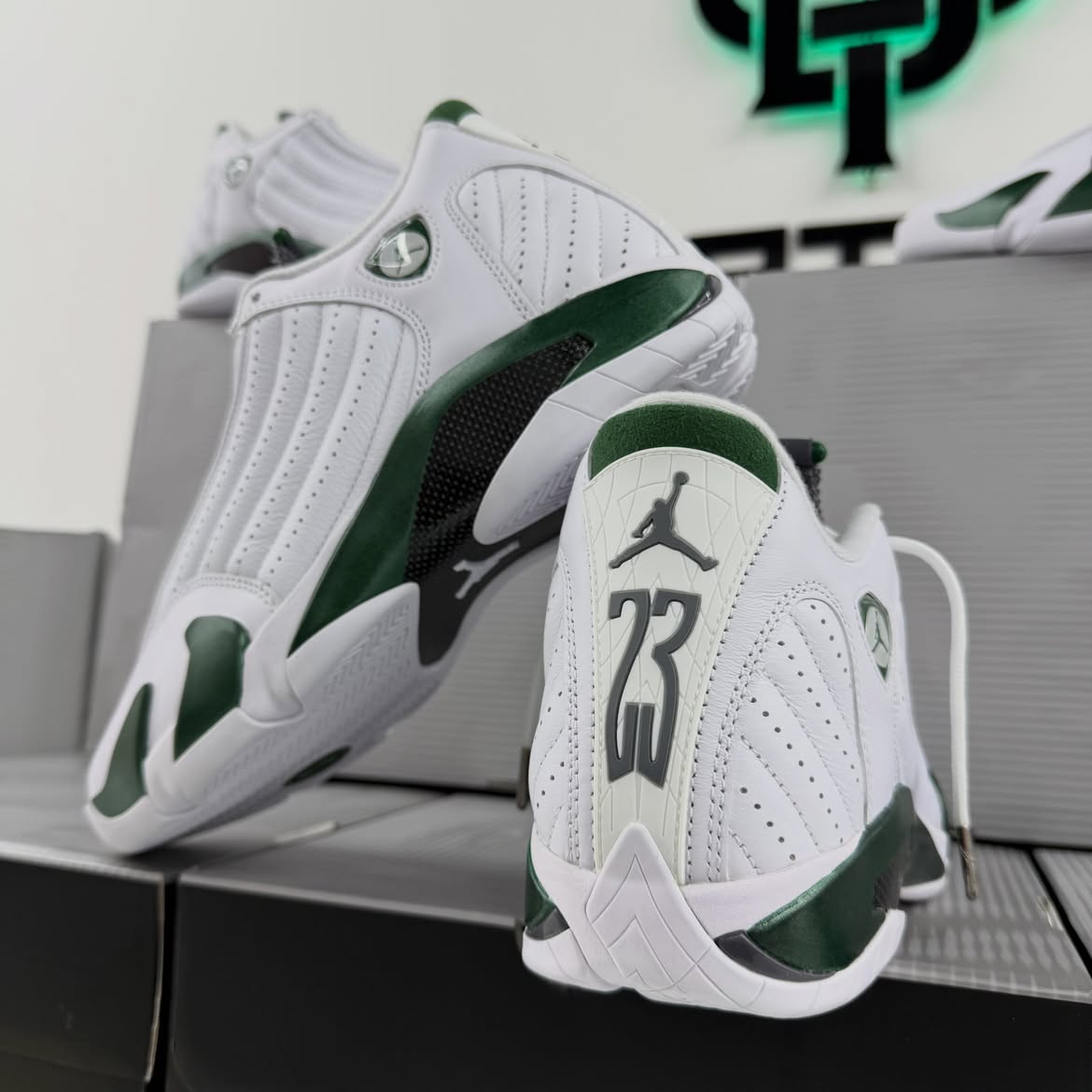 JustFreshKicks's tweet photo. Air Jordan 14 "Forest Green" Returns October 31st 🌲

Details: https://t.co/zmisKOQkly https://t.co/jvhw5g4Z7F