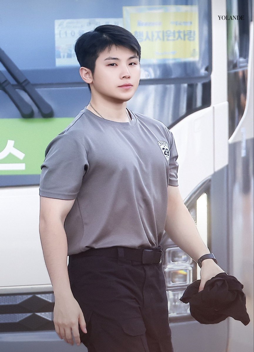 wooahaenaahae's tweet photo. Let me breathe Lee Jihoon https://t.co/yclpE2ySJH