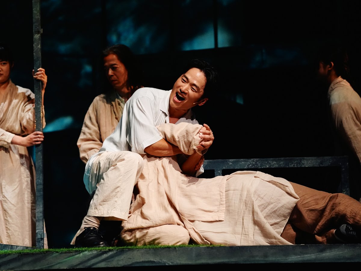 the_globe_tokyo's tweet photo. ⋱water 好評上演中⋰

舞台写真が到着📷
（撮影：細野晋司）
みなさまぜひ感想をお聞かせください📣
━━━
『water』
作・演出：#藤田貴大
主演：#丸山隆平
━━━
【上演日程】
▶9/27(日)～10/25(日) 東京グローブ座
▶11/7(土)～11/10(火) 京都劇場
🎫https://t.co/ma6QOK6Ucc
#water_stage https://t.co/SyurIRTal4
