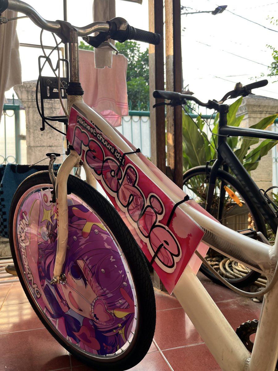 Bimolie_'s tweet photo. For me, the first thing came to my mind is “this roundful format, suitable for itachari (bicycle itasha) isnt it?”

So thats what i do!

Everyone, please welcome newest collection to rachie ita, rachie itachari monitoring ver!

Art by @karunochi 
Body typography by @remio_de https://t.co/JpSjOewNzI