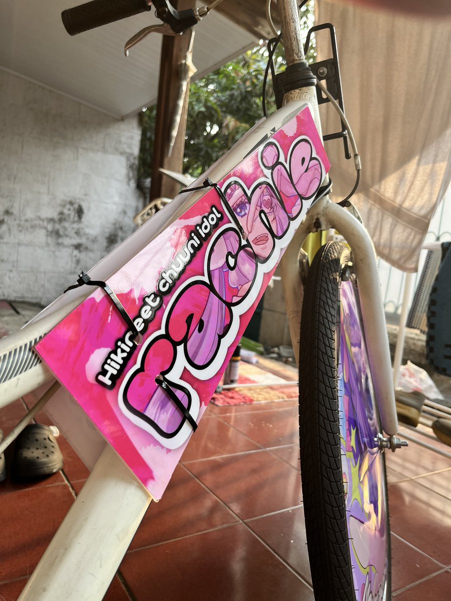 Bimolie_'s tweet photo. For me, the first thing came to my mind is “this roundful format, suitable for itachari (bicycle itasha) isnt it?”

So thats what i do!

Everyone, please welcome newest collection to rachie ita, rachie itachari monitoring ver!

Art by @karunochi 
Body typography by @remio_de https://t.co/JpSjOewNzI