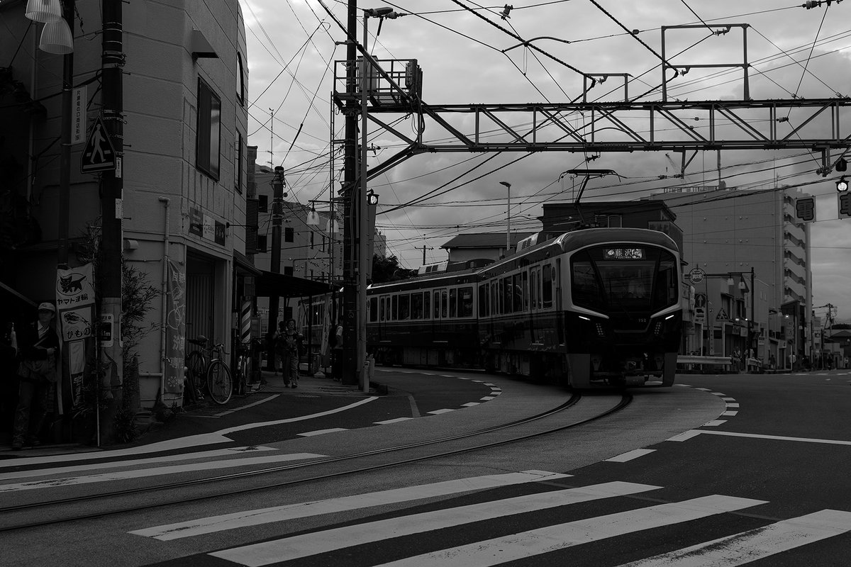 info_cotta's tweet photo. おはようございます。昨日は久しぶりの江ノ電撮影。新型車両を撮ってきました。この日はフォトスタイル #LEICAモノクローム をメインに撮影。いつもと違ったモノクロの風景で、撮れ高もバッチリです。
今週もよろしくお願いします。
#森脇章彦 
#LUMIXアカデミー
@moriwaki007 https://t.co/gDt9DUdYBb
