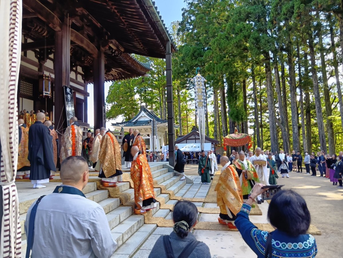 koyasan_hs's tweet photo. こんにちは☀高野山高校です！
10月1日から3日まで高野山の総本堂である金堂で結縁灌頂が戒壇され、宗教科生が出仕させて頂きました😊ありがとうございました。 https://t.co/Ryk5GA95Ao