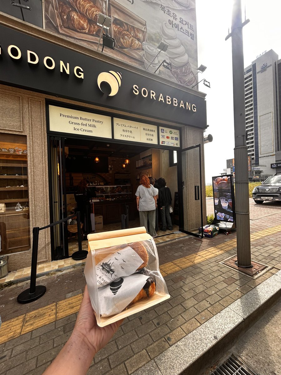 yone_C0304's tweet photo. ホテルの前にあった魔女の宅急便みたいなパン屋、美味すぎ！！ https://t.co/LBilUgvM4B