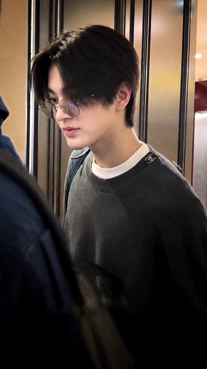 xlxaxk's tweet photo. แว่นอะไรที่น้องมันไม่ชอบเวลาตัวเองใส่ว่ะ กูเห็นใส่อันไหนทรงไหนก็รอดหมดเลยนะ

#KEONHO #건호 https://t.co/wtgMHJyQkR