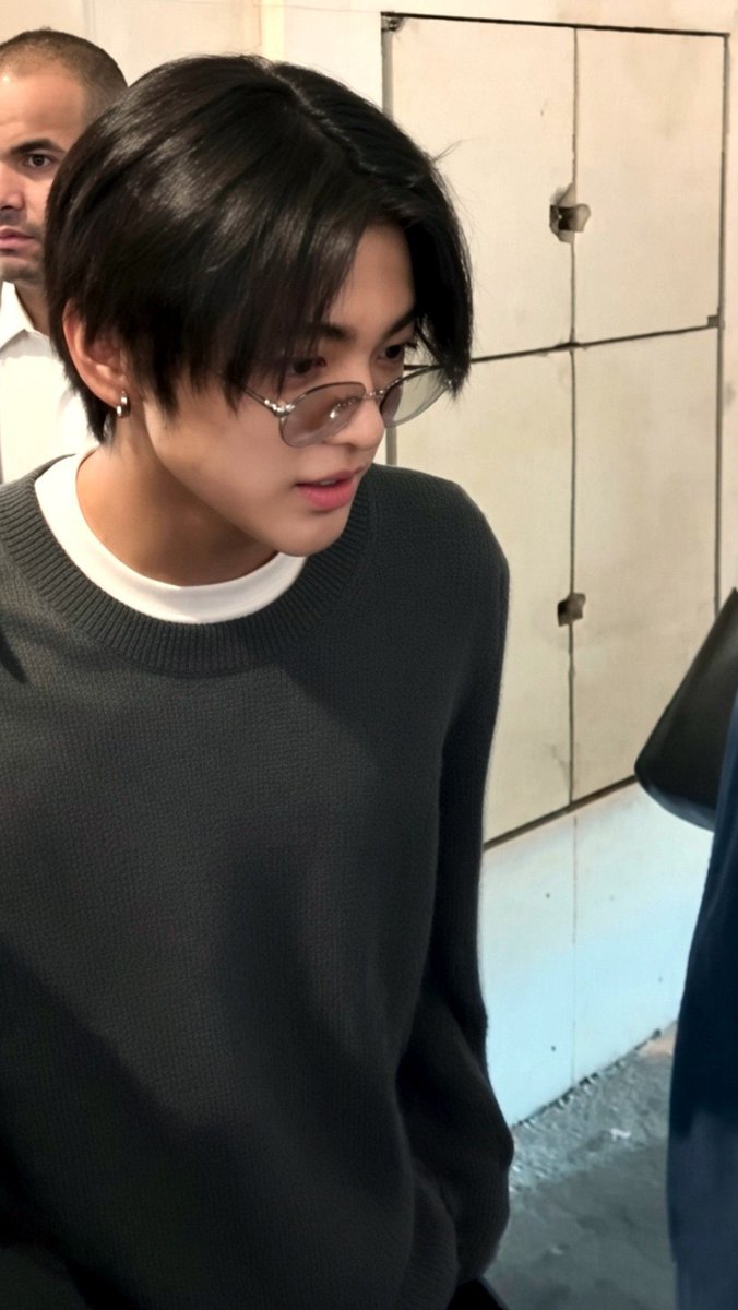 xlxaxk's tweet photo. แว่นอะไรที่น้องมันไม่ชอบเวลาตัวเองใส่ว่ะ กูเห็นใส่อันไหนทรงไหนก็รอดหมดเลยนะ

#KEONHO #건호 https://t.co/wtgMHJyQkR