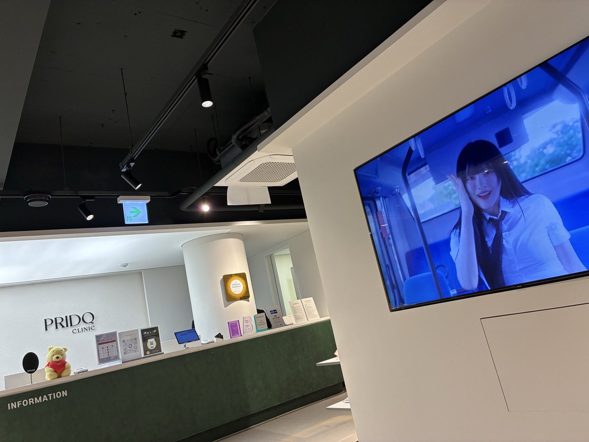 今回明洞駅にあるプリディーククリニック様@pridqclinicでピコトーニング➕ピコ消しゴム➕鎮静ケアのパッケージを体験させていただきました👩❣️

ここは日本人の室長さんがいらっしゃるので日本語で説明を受けながら手軽に韓国美容ができちゃう🇰🇷
この方が爆爆爆美女すぎて、終始見惚れながら本当おきれいですね…て声出てた、、謙遜されてたけど透明感やばすぎてお美しかった、、

その後肌とんでもなく発光してる院長先生(説得力あるね👩‍⚕️)いらっしゃって、私の肌のシミをよく観察して施術に入ってくださったよ🥰
めちゃくちゃ丁寧にあててくださったし、私が見落としていたシミにもピコ消しゴムしてくれた❣️痛みはほぼない⭕️

その後鎮静ルームでLDMとモデリングパックしたんだけど、韓国の旅の疲れ吹っ飛ぶくらいちゃんと鎮静してくれて爆睡した〜😴笑
本当気持ちよかった。。

明洞駅からすぐだし、日本人の室長さんいるので渡韓美容初心者でも受けやすく観光ついでに行けるのが最高👏❣️
また渡韓の際はよろしくお願いします〜🙇‍♀️

#渡韓美容 #明洞 #プリディーククリニック #pridiqclinic #pr