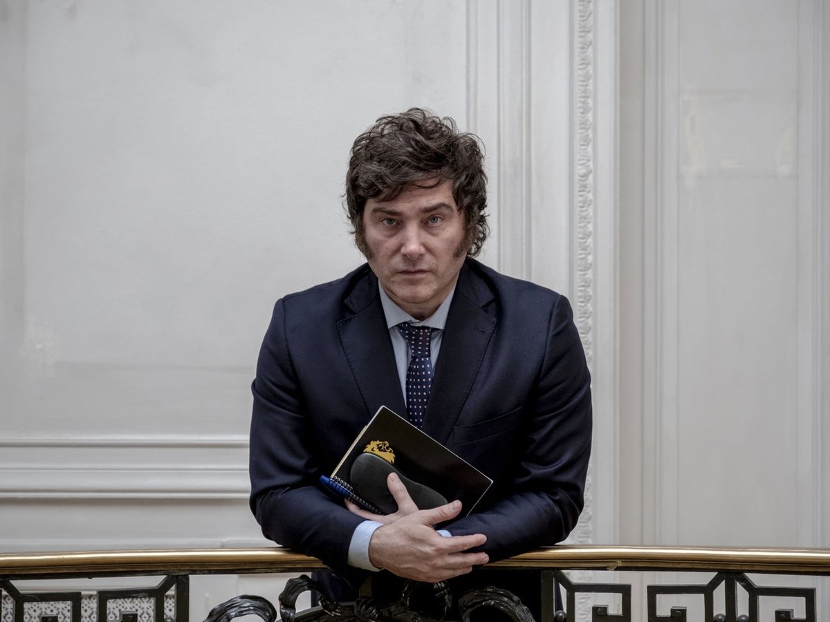 agusantonetti's tweet photo. Noviembre del año 2021. 

Un grupo de 313.808 argentinos decidieron votar y confiar en un economista que llamaba la atención en la TV: sacó el 17,04% y ganó una pequeña banca en la Cámara de Diputados.

Han pasado 4 años, 10 meses y 21 días desde ese momento. Hoy, todo el continente está pintado de azul y volcado hacia una derecha liberal.

La revolución la empezó este hombre con una pequeña libreta que llevaba a todos lados y un grupo de jóvenes en las redes que estábamos muy preocupados por no perder nuestro país. Historia.