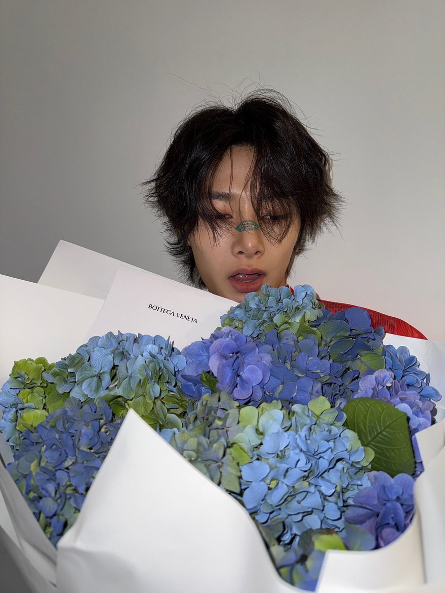 breadfoxinnie's tweet photo. 💐💙 https://t.co/nFQTNy6vJK