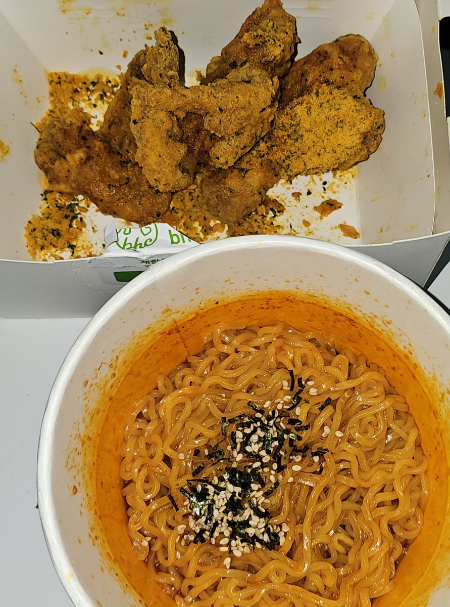 coying_2yo_'s tweet photo. #코잉아밥먹자

어제 밤에 뿌링클 먹고 아침에 남은 뿌링클에 불닭 먹는 삶😘 https://t.co/CQLwlcDdEW