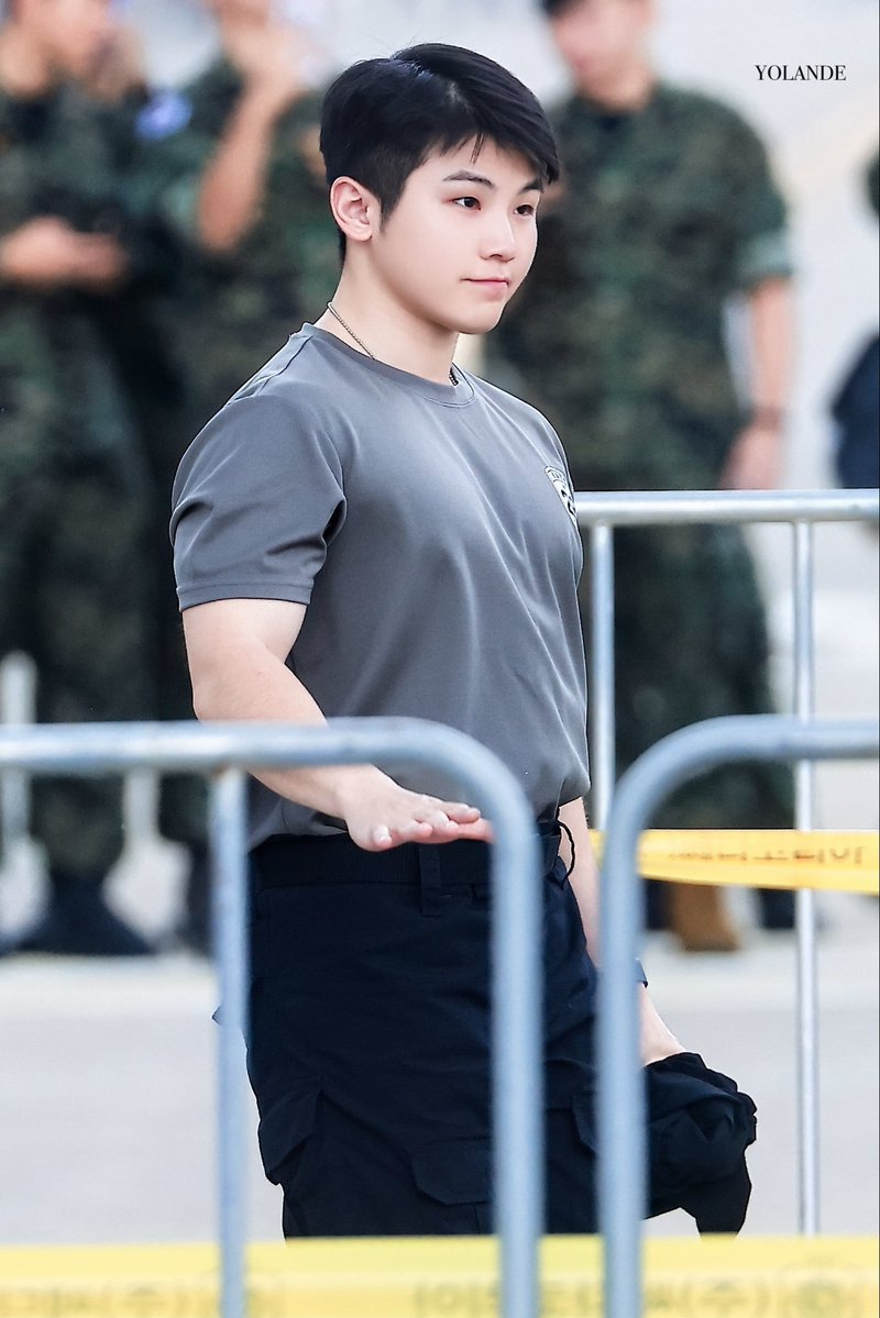 semangkukuji's tweet photo. now i know why he is better wearing black shirt, because... https://t.co/v3IutxbEuD