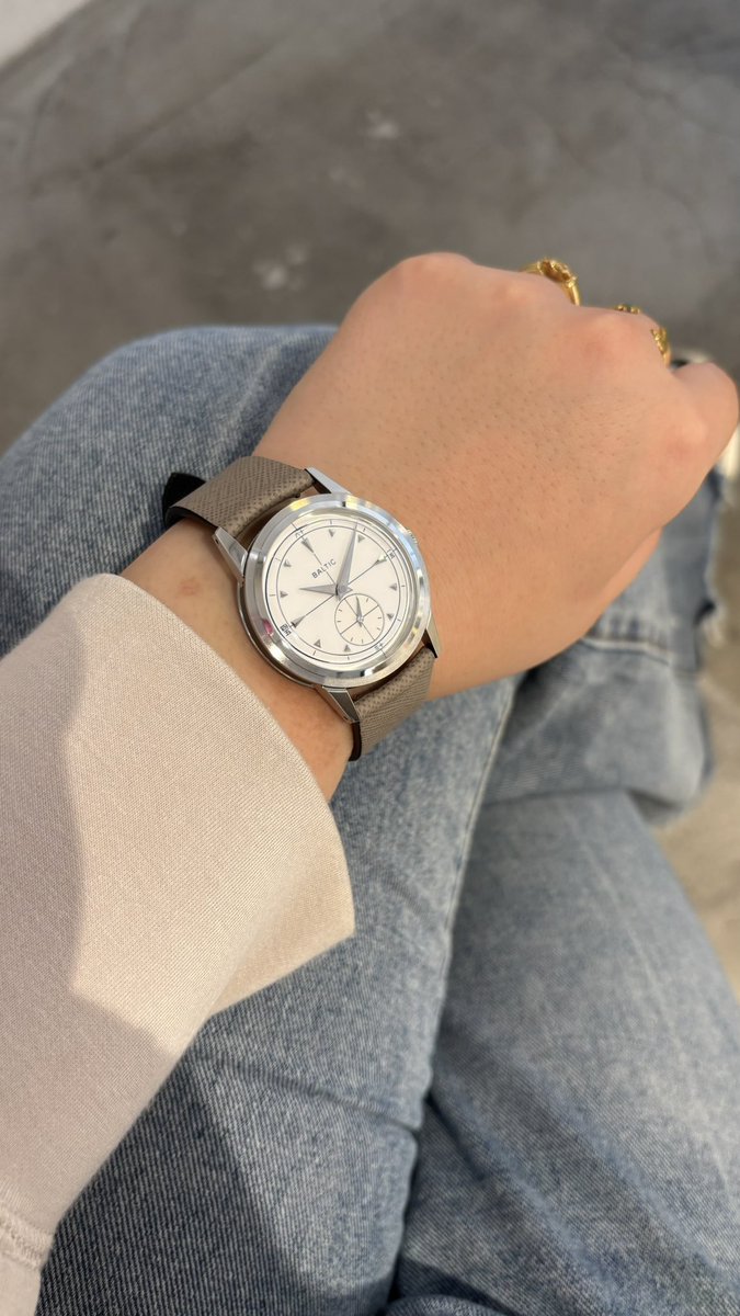 hms_omotesando's tweet photo. 10月10日(土)より
BALTIC× H°M’S“ WatchStoreの
『Prismic Japan Limited Edition Porcelain Dial』がデビューします✨
磁器ならではの光沢が上品な華やかさを加え、
ドレスウォッチとしての魅力を引き立てています。
また、ミニッツトラックには漢字を採用するなど、
日本らしいエッセンスも◎ https://t.co/3Cm4iispEB