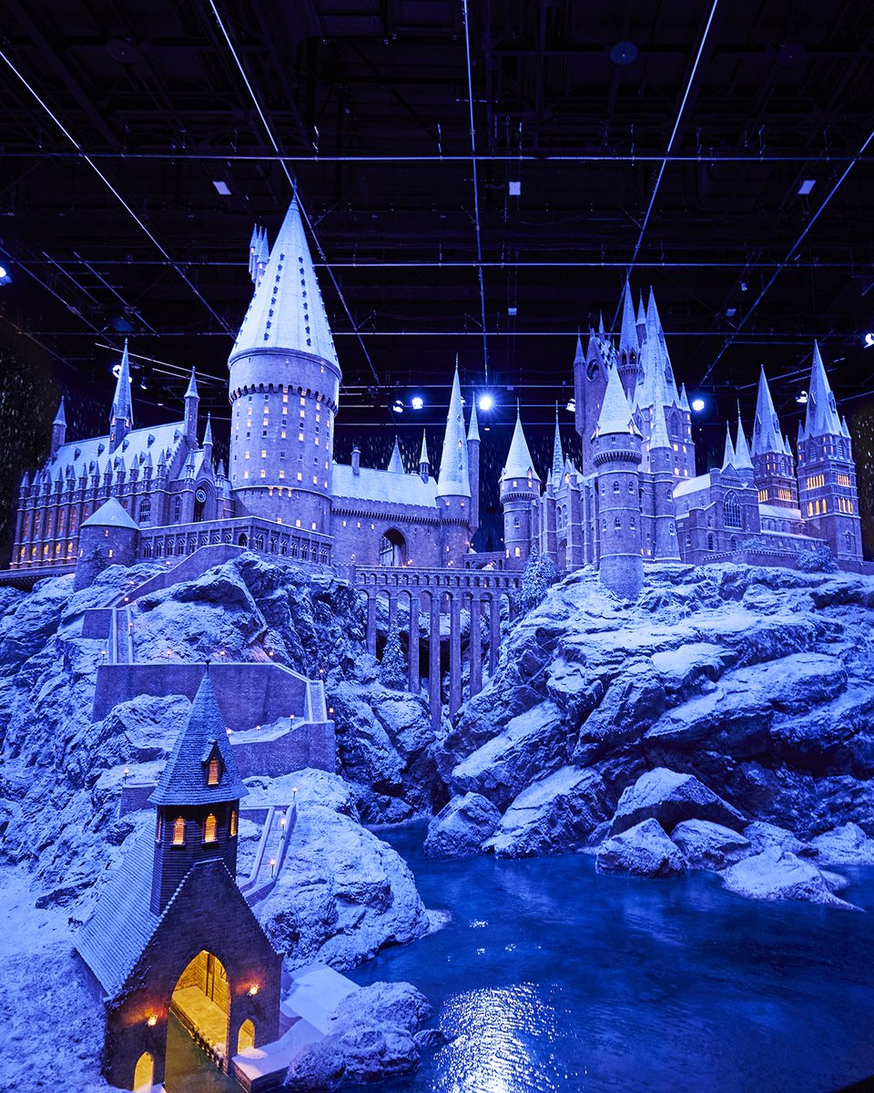 wbtourtokyo's tweet photo. ／
❄️ #ハリーポッター の冬がやってきた
 #マジカルウィンター 11/13より開催！
 ＼

🕯️キャンドルが灯るクリスマス仕様の大広間
❄️今年初！雪景色に包まれる禁じられた森
 🏰雪をまとったホグワーツ城

一年で最も魔法が輝く季節へ✨
大切な人と一緒に、 冬だけの魔法の世界をお楽しみください🧣❄️

詳細はこちら⬇️
https://t.co/Z0Fuwz3Rz5