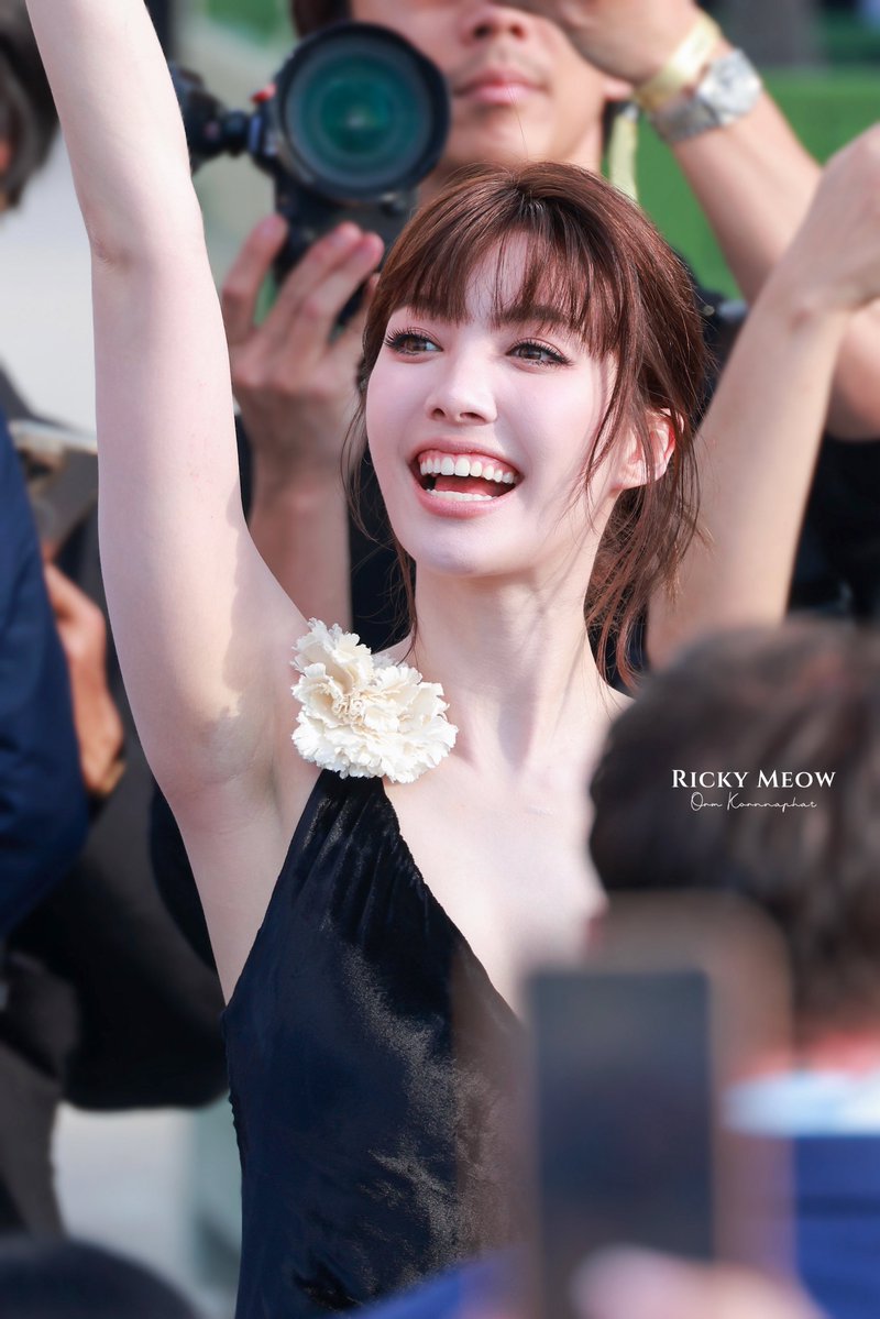 RickyMeow77's tweet photo. Orm Kornnaphat brings a fresh and captivating presence to Paris Fashion Week in Dior.

LINGORM DIOR SUMMER27
#OrmKornnaphat
#OrmKornnaphatDiorSummer27
#Dior #DiorSummer27 #PFW
#LingOrmDiorSummer27
@ormmormm @dior @XFashion https://t.co/FZnuRTPspx