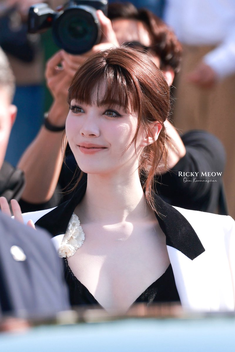 RickyMeow77's tweet photo. Orm Kornnaphat brings a fresh and captivating presence to Paris Fashion Week in Dior.

LINGORM DIOR SUMMER27
#OrmKornnaphat
#OrmKornnaphatDiorSummer27
#Dior #DiorSummer27 #PFW
#LingOrmDiorSummer27
@ormmormm @dior @XFashion https://t.co/FZnuRTPspx