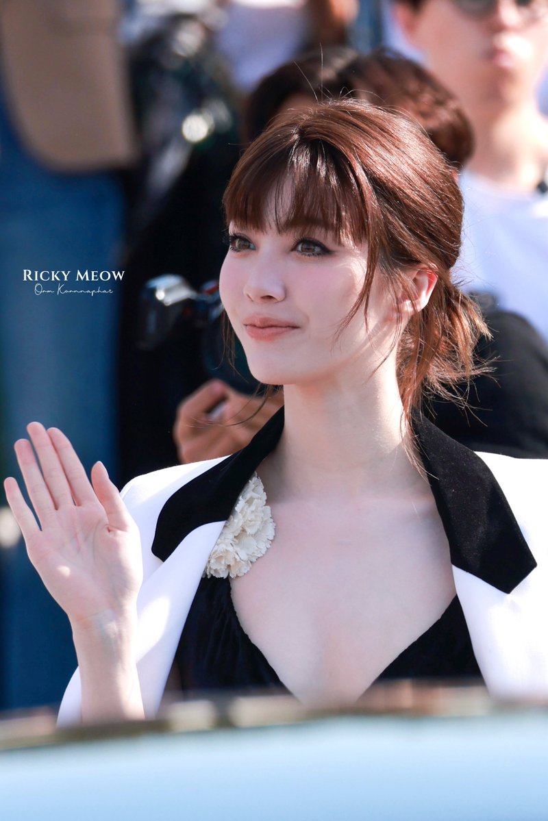RickyMeow77's tweet photo. Orm Kornnaphat brings a fresh and captivating presence to Paris Fashion Week in Dior.

LINGORM DIOR SUMMER27
#OrmKornnaphat
#OrmKornnaphatDiorSummer27
#Dior #DiorSummer27 #PFW
#LingOrmDiorSummer27
@ormmormm @dior @XFashion https://t.co/FZnuRTPspx