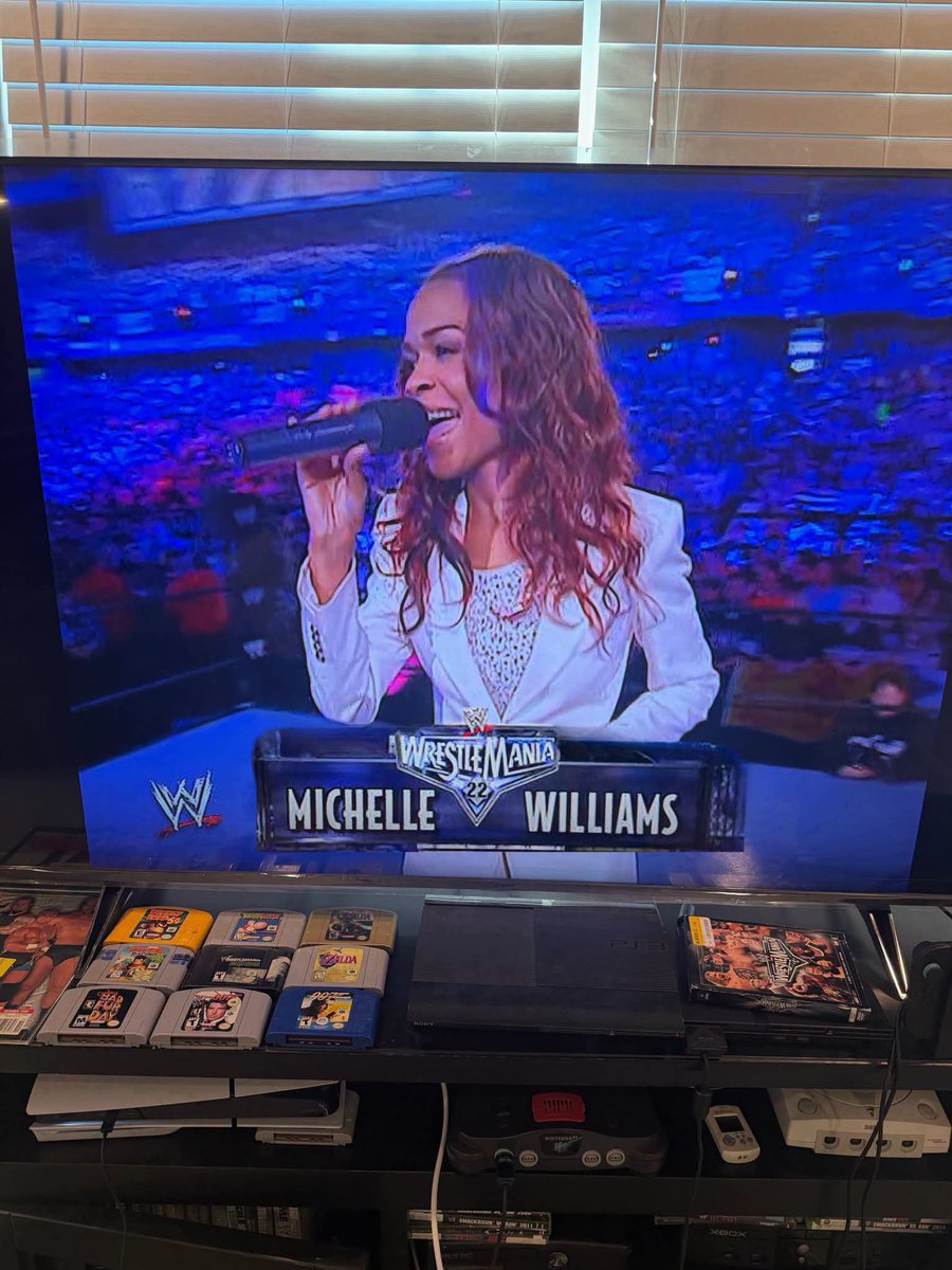 _xaibii's tweet photo. R&amp;B legend Michelle Williams, mother of future WWE star Trick Williams, singing America the Beautiful at WrestleMania 22. Some say Trick's WWE career was Destiny.

Just4fun by WGW https://t.co/e4dZnT4saf