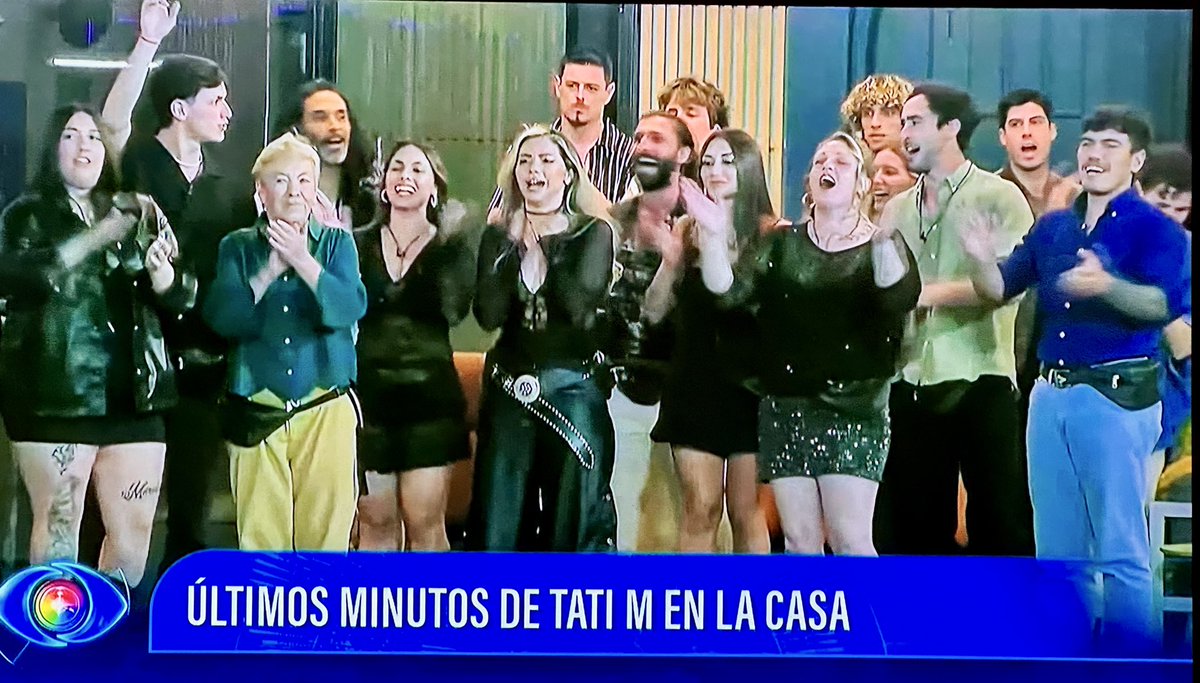 toddhologuss's tweet photo. Aquí falta alguien o no se ve por bajita?
#granhermanouy https://t.co/d03MLGIP9F