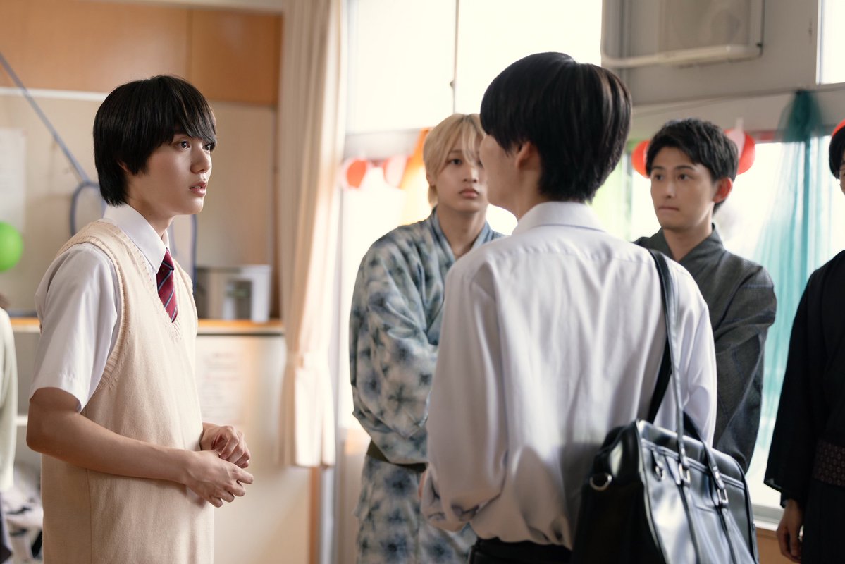 dramaDiVEP_ytv's tweet photo. ★★陽キャ集団にいる芹沢は、
　　　俺の前だと様子がおかしい★★

˗ˏˋ 🌟第𝟗話場面写真公開🌟 ˊˎ˗

放送をお楽しみに👘🪭

#陽キャ集団
#小泉光咲(#原因は自分にある。) #四坂亮翔
#木村魁希 #田中笑太郎(#DXTEEN) #葉山侑樹

読売テレビ ドラマDiVE枠
毎週月曜 深夜1時29分～

#PopularSerizawaActsWeirdAroundMe
