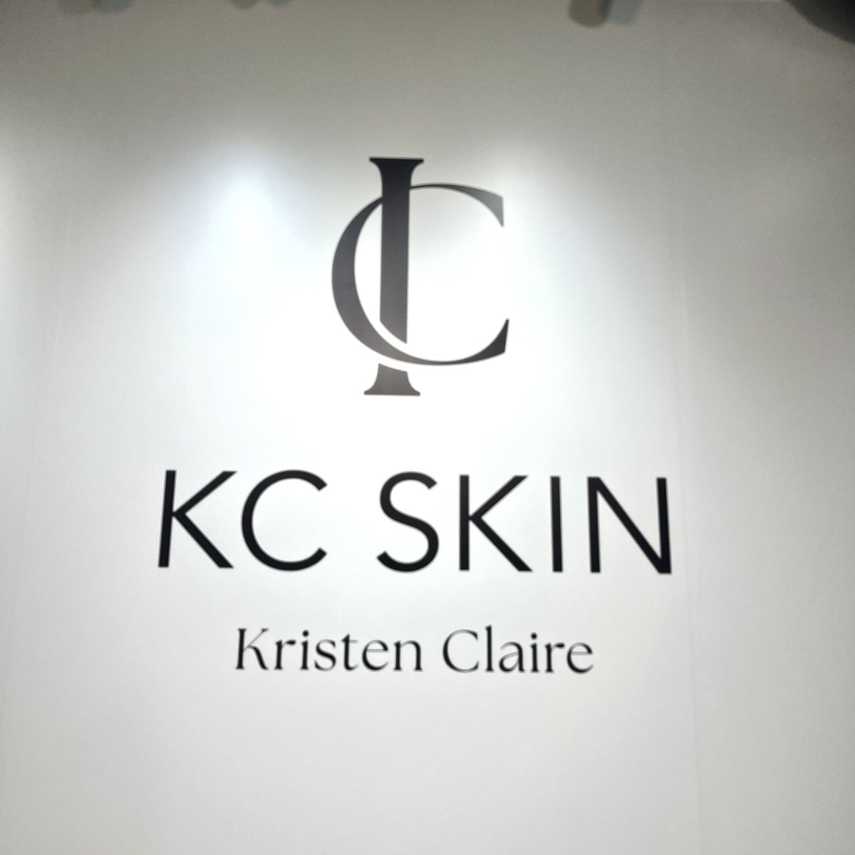 arina_8313's tweet photo. KC SKIN様のPOPUPに招待頂きました！
毛穴あるあるの展示が本当に共感の嵐で読んでいて楽しかった😂
クリームもお試しして、保湿力あるのに、さっぱり感があって、メイク前に使える感じが私的には気に入りました🙆‍♀️✨
スタッフさんも丁寧に説明して下さったりガチャもあって楽しかった🥰
#pr #kcskin https://t.co/0hVfUzaBSz