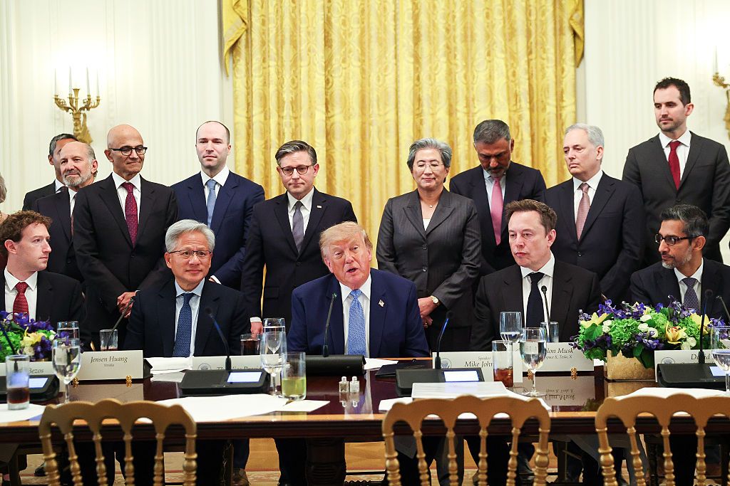 9okuga0's tweet photo. トランプ氏が「超知能部隊」を立ち上げた。
AIを国家戦略の中枢に置く動きが、米国政府レベルで本格化している。

日本の中小企業にとって他国の話に見えるが、こういった動きが出るたびに産業構造が数年単位で塗り替わる。
乗り遅れてから気づく前に、自社のAI活用を経営の優先事項として扱っておく必要がある。