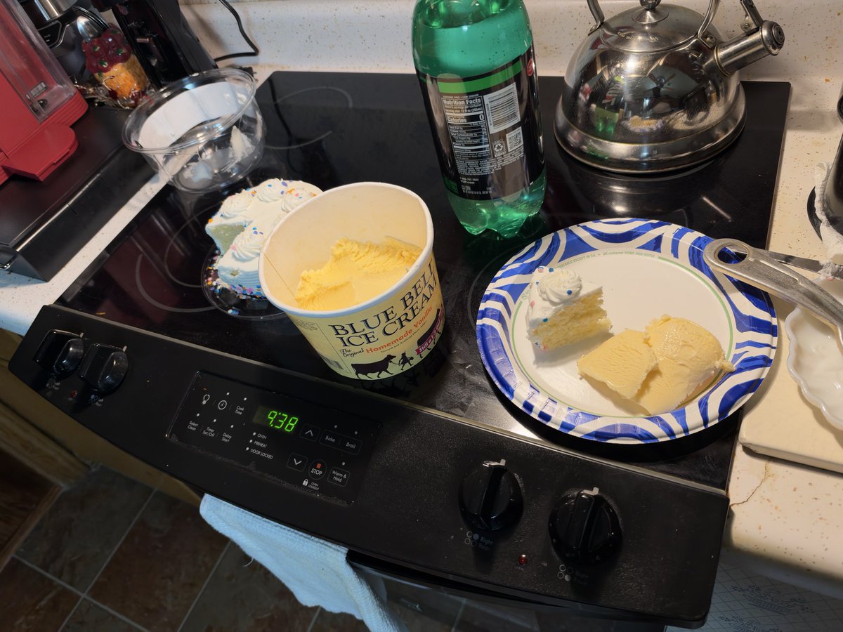 Dukeweiser's tweet photo. Real gangsters have ice cream and cake sometimes https://t.co/INgpmQOoiz
