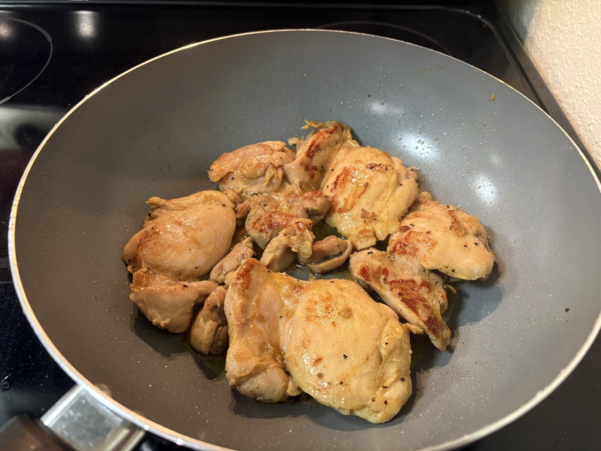 okahiro0_0's tweet photo. 「米食べなくても全然平気だよ」って思っていたけど、気づいたらフライパン炊飯して鶏もも焼いて丼にしてた https://t.co/tCspvctHcM