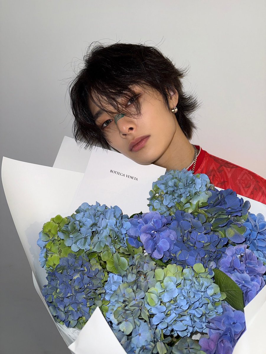 breadfoxinnie's tweet photo. 💐💙 https://t.co/nFQTNy6vJK