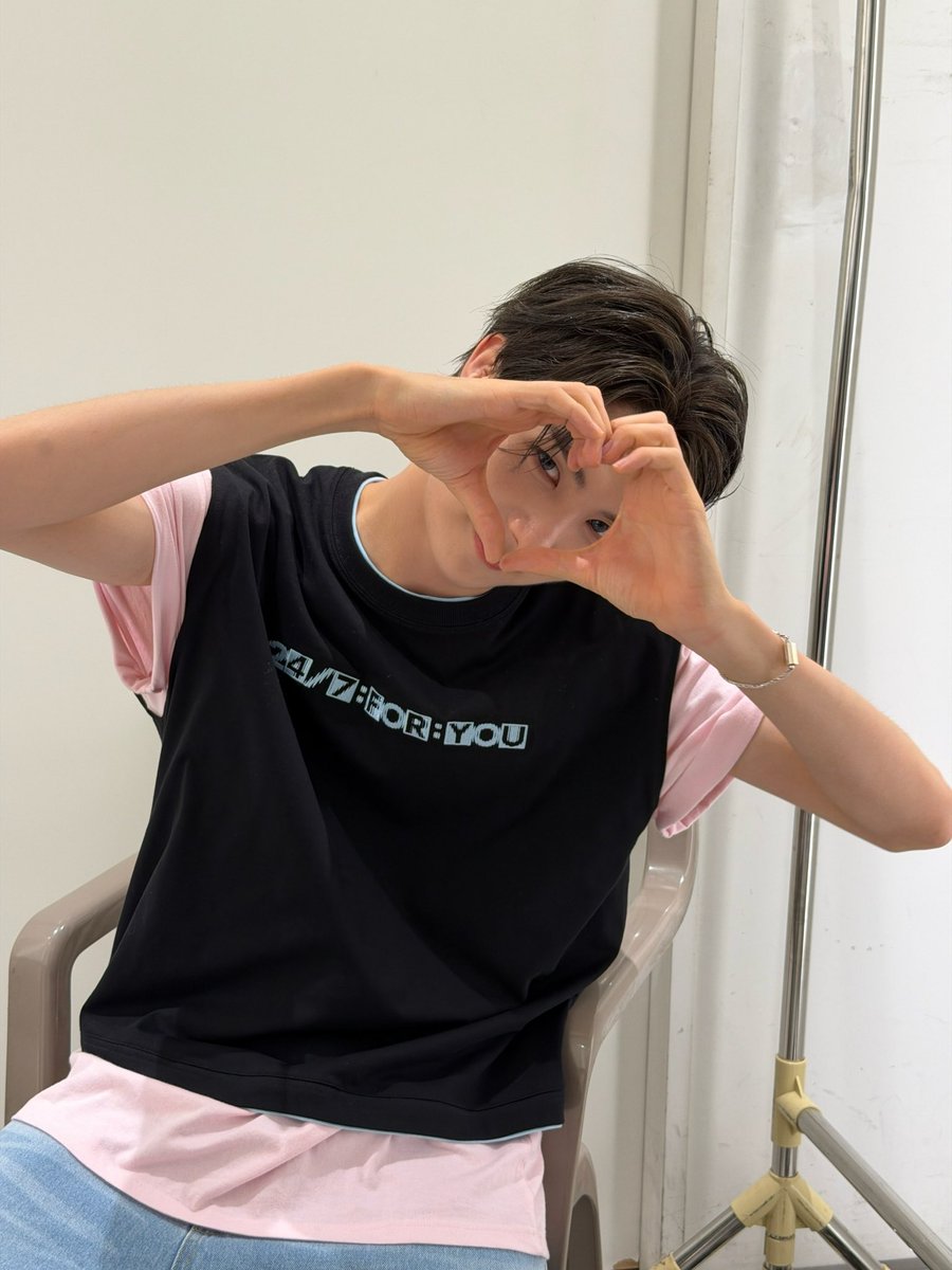 Youngjeam's tweet photo. Choosing my favorites wasn’t easy, but these are the ones I wanted to share with you. Maybe you’ll recognize some of the feelings from that day too. Thank you for giving us another beautiful concert memory. I’ll keep these photos close, along with everything we shared that day. https://t.co/lbKcwujllV