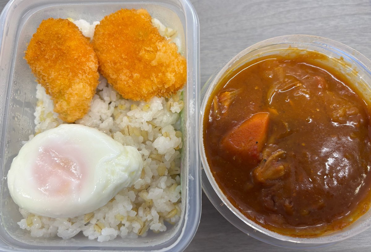 3kan_prince's tweet photo. お昼休み〜
今日のお弁当は トマトカレー🍛！
ご飯の上には目玉焼き エビ寄せフライ が乗っているよ(*´▽｀*)
今週から忙しくなりそうだ;
安全にだけ気をつけて頑張ろう( ･ㅂ･)و ̑̑ https://t.co/FC5eHcihId