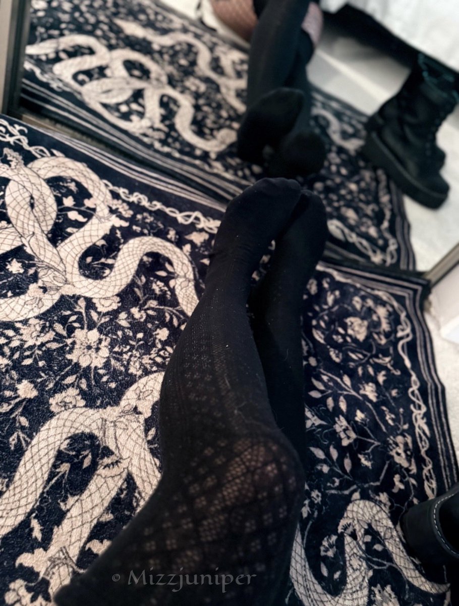 MizzJuniper's tweet photo. Fishnet &amp; thigh high szn😈💋#feetfetısh #feetworshi̇p #dirtysockfetish #dirtysocks #usedsocks #findomfeet #footfetısh https://t.co/pnbfiOCrDh