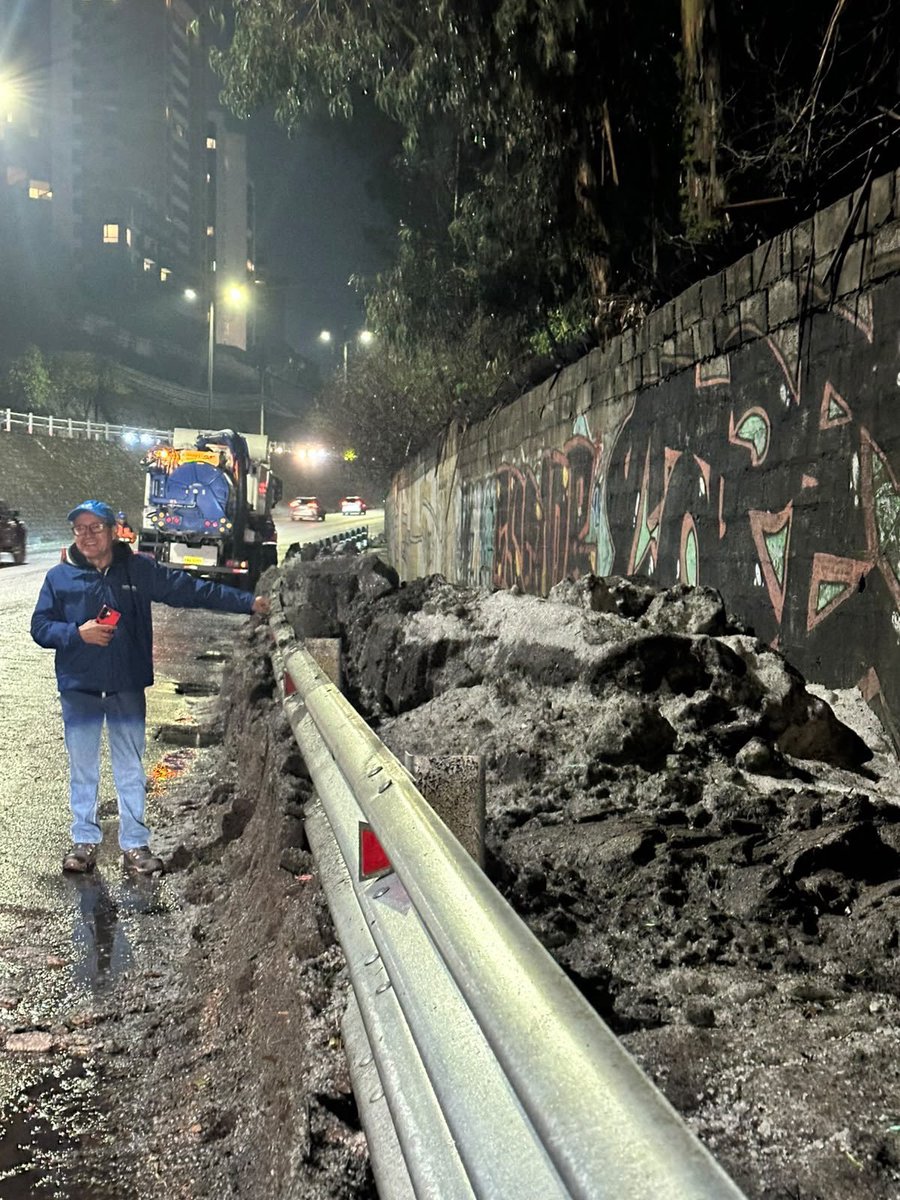 AndreaEncaladaE's tweet photo. Mientras algunitos buscan like de la tragedia de su ciudad, hay gente trabajando a full: retirando lodo, limpiando vías y drenajes para que mañana la ciudad funcione. Hay una enorme diferencia entre administrar una emergencia y simplemente contarla. #QuitoSíResuelve 💙❤️ https://t.co/5UPen4nifq