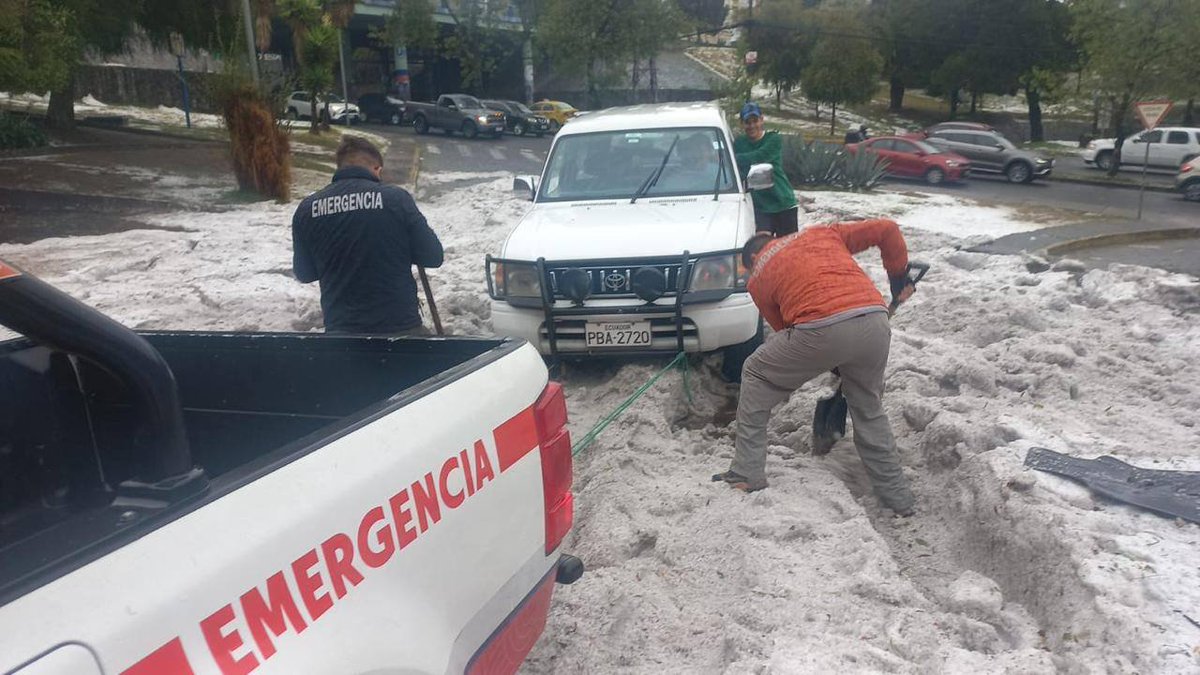 AndreaEncaladaE's tweet photo. Mientras algunitos buscan like de la tragedia de su ciudad, hay gente trabajando a full: retirando lodo, limpiando vías y drenajes para que mañana la ciudad funcione. Hay una enorme diferencia entre administrar una emergencia y simplemente contarla. #QuitoSíResuelve 💙❤️ https://t.co/5UPen4nifq
