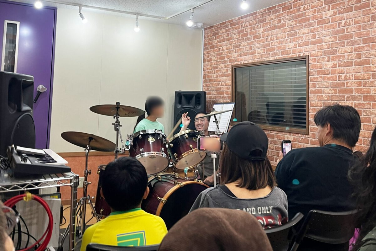 nov916's tweet photo. 【ジュニア受講生発表会】
昨日は秋恒例のジュニア受講生向け発表会を開催しました＊

小学6年生から幼稚園の年中さんまで！
今回もたくさんの方にご参加頂き、レッスンの成果を発揮していました🎵

発表会という舞台で演奏を見ると、急に上達を感じるのが毎回不思議ーー！

https://t.co/Ja04maD3Bq https://t.co/DDkLHWYqW0