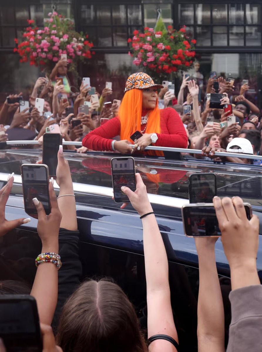 NICKIMINAJ_COL's tweet photo. From the very beginning, @NICKIMINAJ has always made time for her fans. 💗 From early meet &amp; greets to today, countless memories and unforgettable moments with the QUEEN. 👑📸

WE LOVE YOU QUEEN🩷
A thread 🧵 https://t.co/s5FErDt9Cs