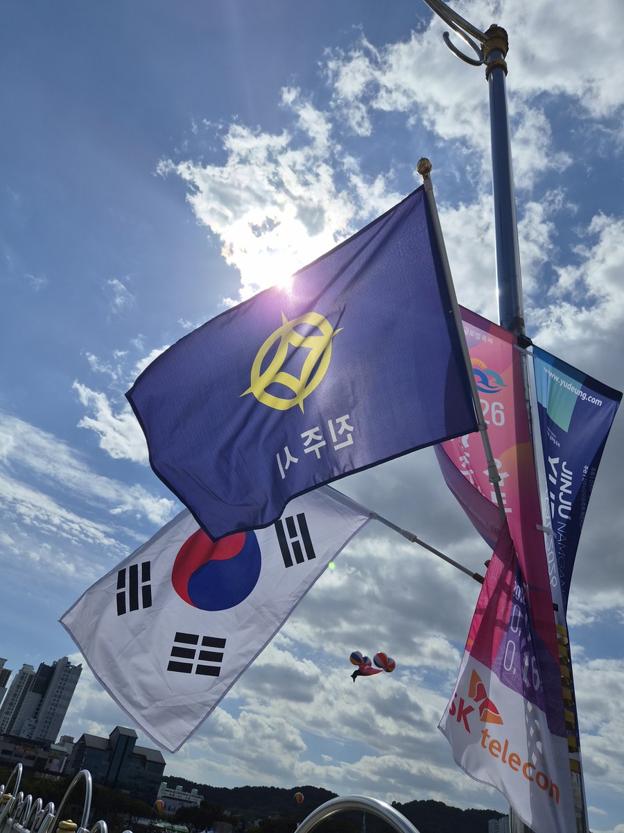 same_granade's tweet photo. 진주시 깃발 약간 건담에 나올거 같음 https://t.co/iGCPMSylJ5