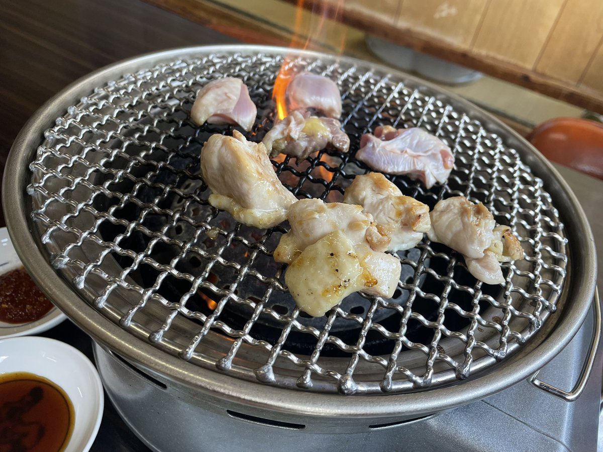 wiz_west's tweet photo. 一番定食 鳥めし大盛りに親どり追加。柔らかい若どりももちろん美味しいんだけど、歯応えを楽しめる親どりと食べ比べるのがオススメの食べ方😋 #ドライブイン鳥 https://t.co/zOBMycSsRN