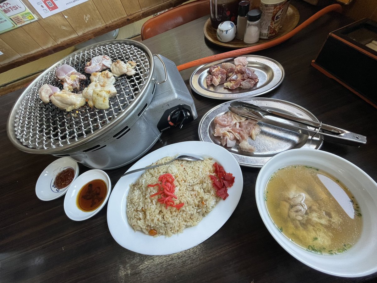 wiz_west's tweet photo. 一番定食 鳥めし大盛りに親どり追加。柔らかい若どりももちろん美味しいんだけど、歯応えを楽しめる親どりと食べ比べるのがオススメの食べ方😋 #ドライブイン鳥 https://t.co/zOBMycSsRN