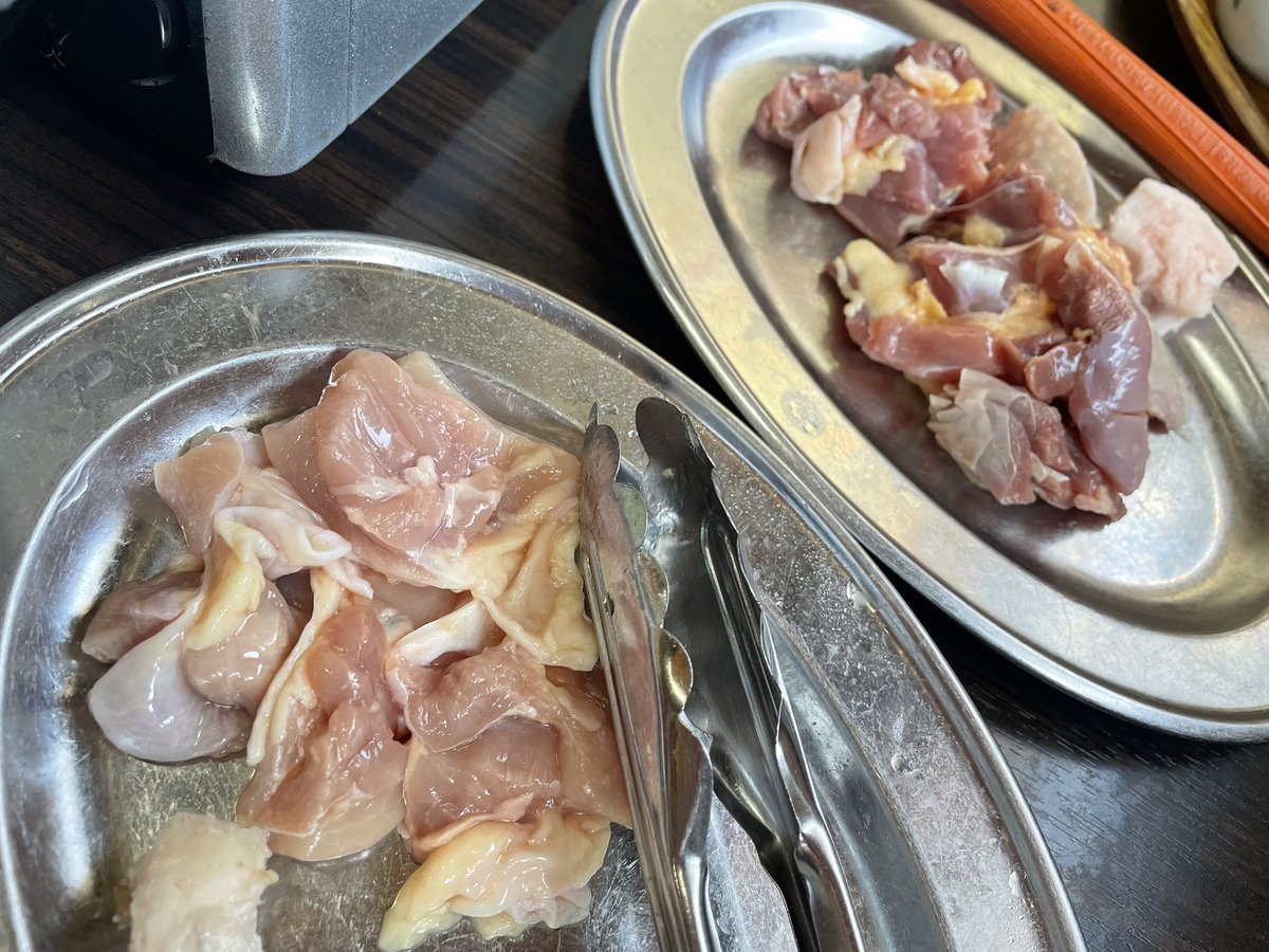 wiz_west's tweet photo. 一番定食 鳥めし大盛りに親どり追加。柔らかい若どりももちろん美味しいんだけど、歯応えを楽しめる親どりと食べ比べるのがオススメの食べ方😋 #ドライブイン鳥 https://t.co/zOBMycSsRN