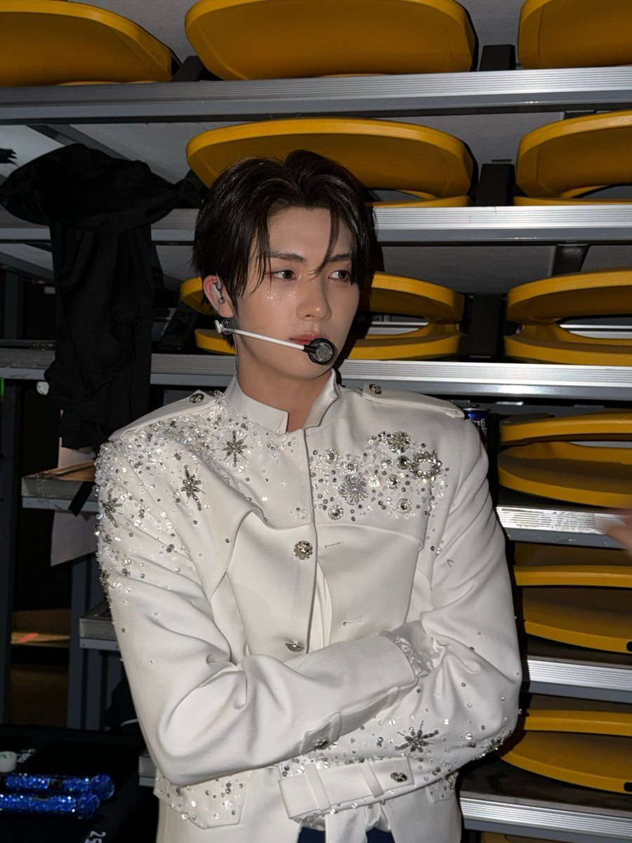 Youngjeam's tweet photo. After spending so much time preparing for a performance, it feels strange when everything suddenly comes to an end. The lights go down, the music stops, and we’re back behind the stage. But the energy from 42 somehow stays with me even after I leave the stage. https://t.co/oJXSidjHEE