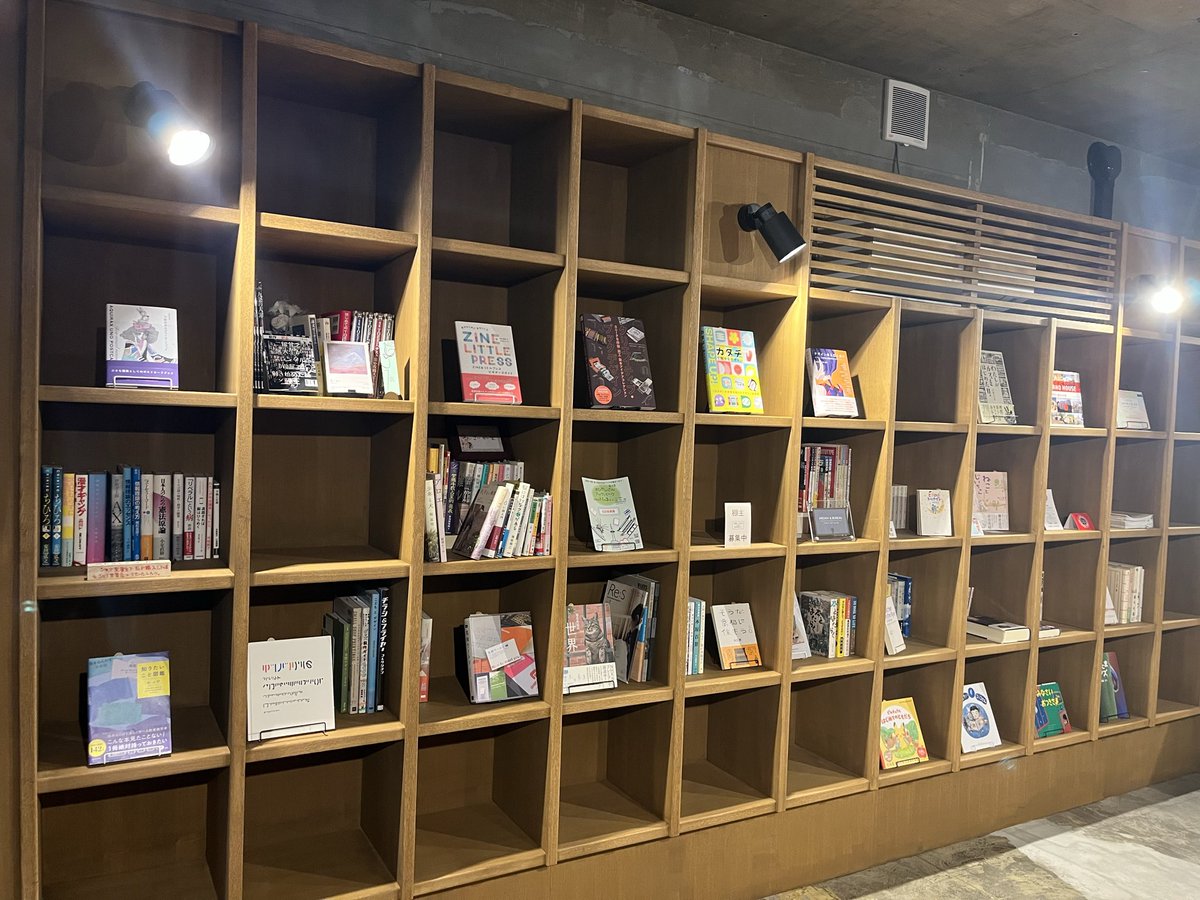 pingpongbooks's tweet photo. オープンです。
新刊も少し入荷してますー。

ZINEの委託販売はまだまだ受け付けてます。
全国どこからでもどうぞー。

#ZINE #ZINE委託 #本屋 #京都本屋
#河原町今出川 #pingpongbooks https://t.co/GCDu0VRw2B