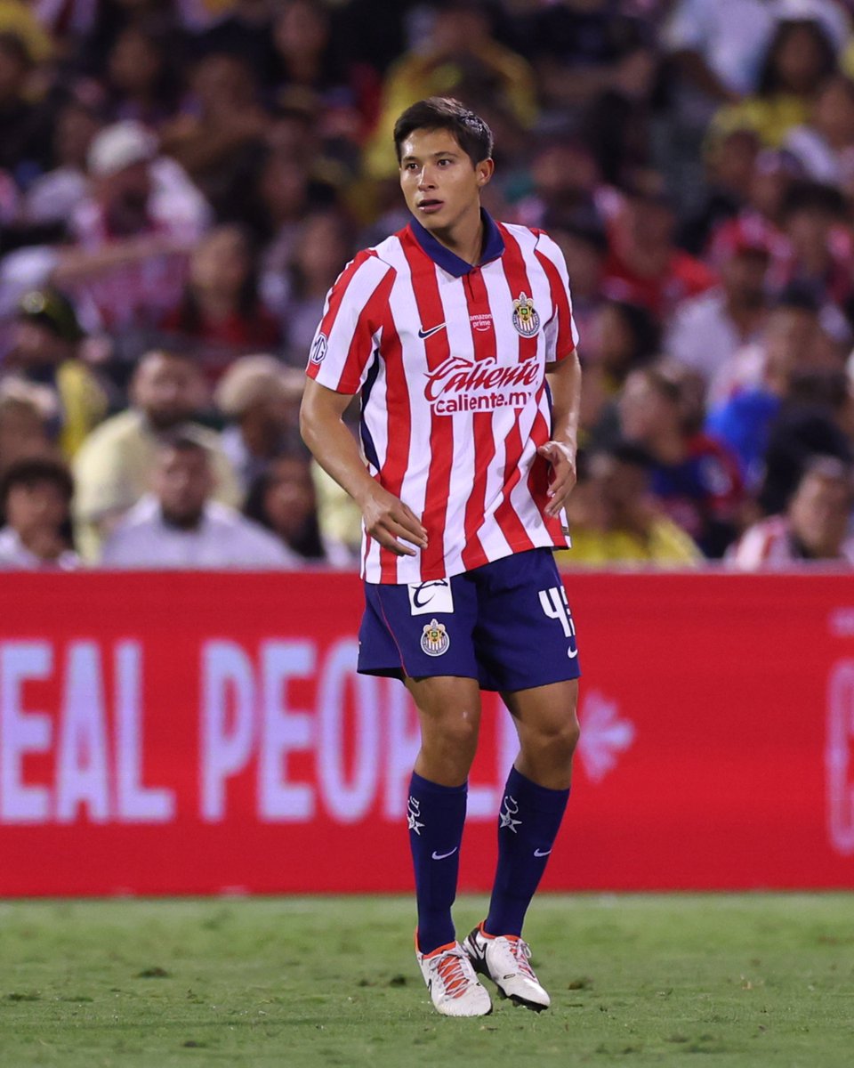 Chivas's tweet photo. 🔝 Rodrigo Parra y Jesús Hernández también están viendo sus primeros minutos con estos colores 🔴⚪️

🇫🇷 ¡POR MUCHOS MÁS, MUCHACHOS! 👏🏼 https://t.co/Clo1RR9gYg