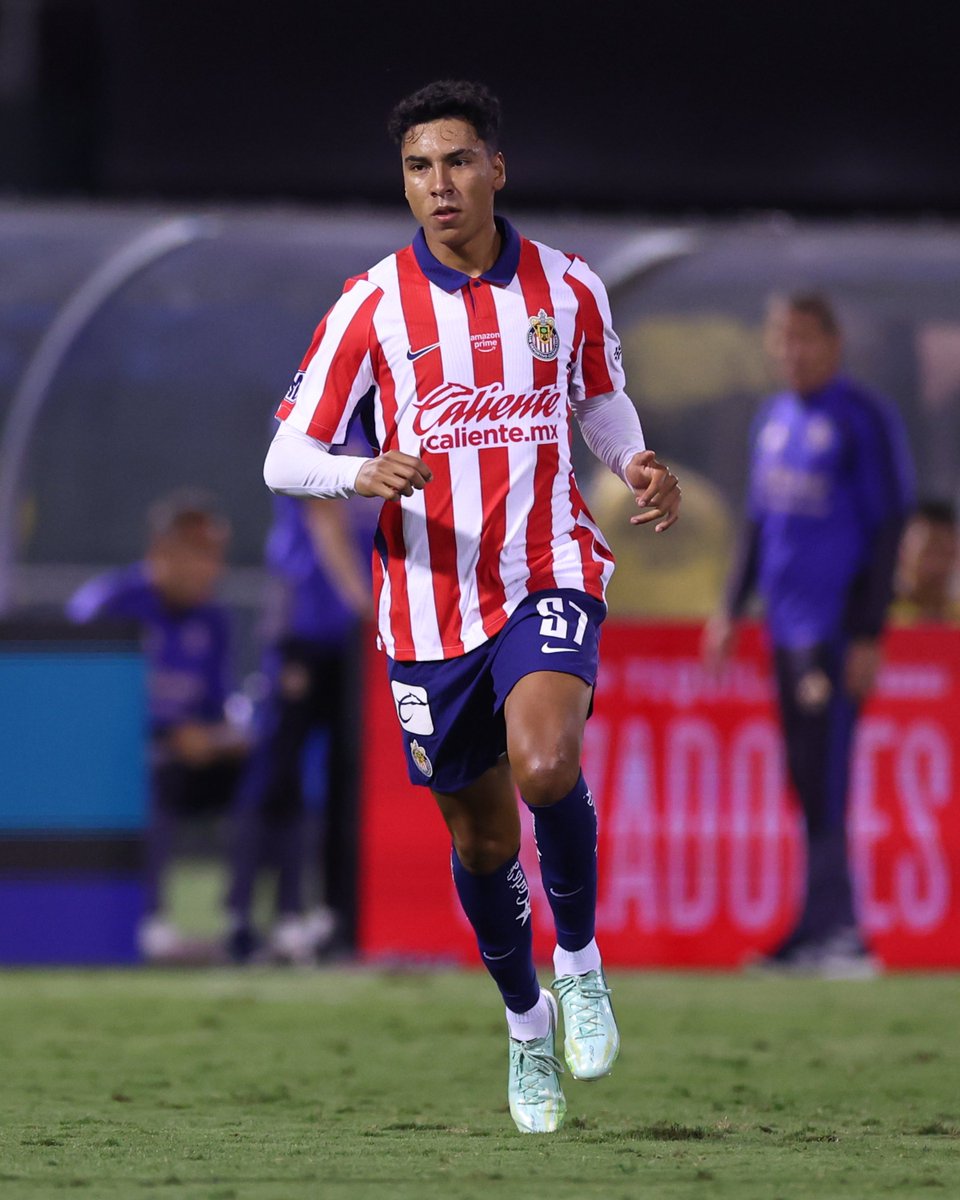 Chivas's tweet photo. 🔝 Rodrigo Parra y Jesús Hernández también están viendo sus primeros minutos con estos colores 🔴⚪️

🇫🇷 ¡POR MUCHOS MÁS, MUCHACHOS! 👏🏼 https://t.co/Clo1RR9gYg